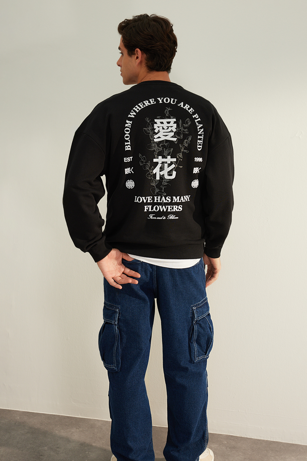 Levně Trendyol Limited Edition Black Crew Neck Long Sleeve Sweatshirt