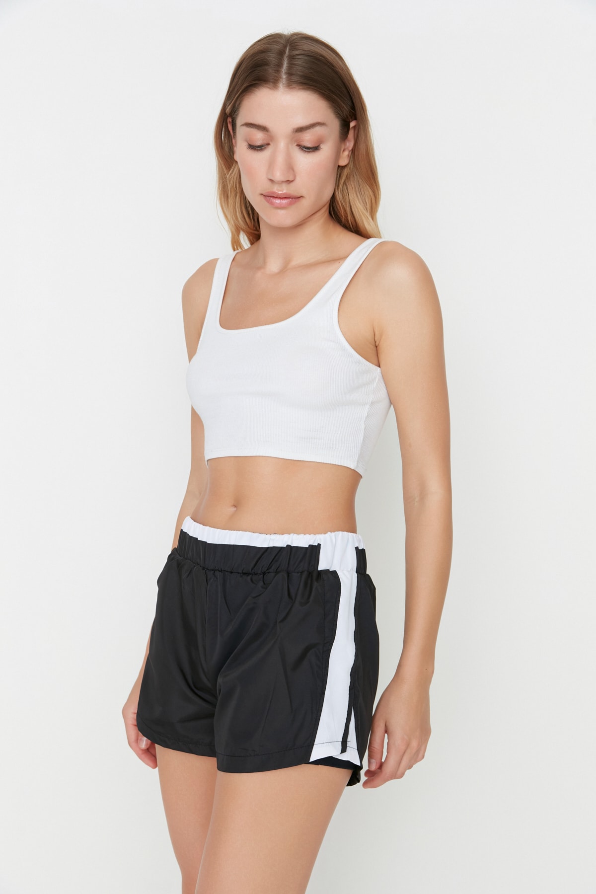 Trendyol Shorts - Schwarz - Normal Waist