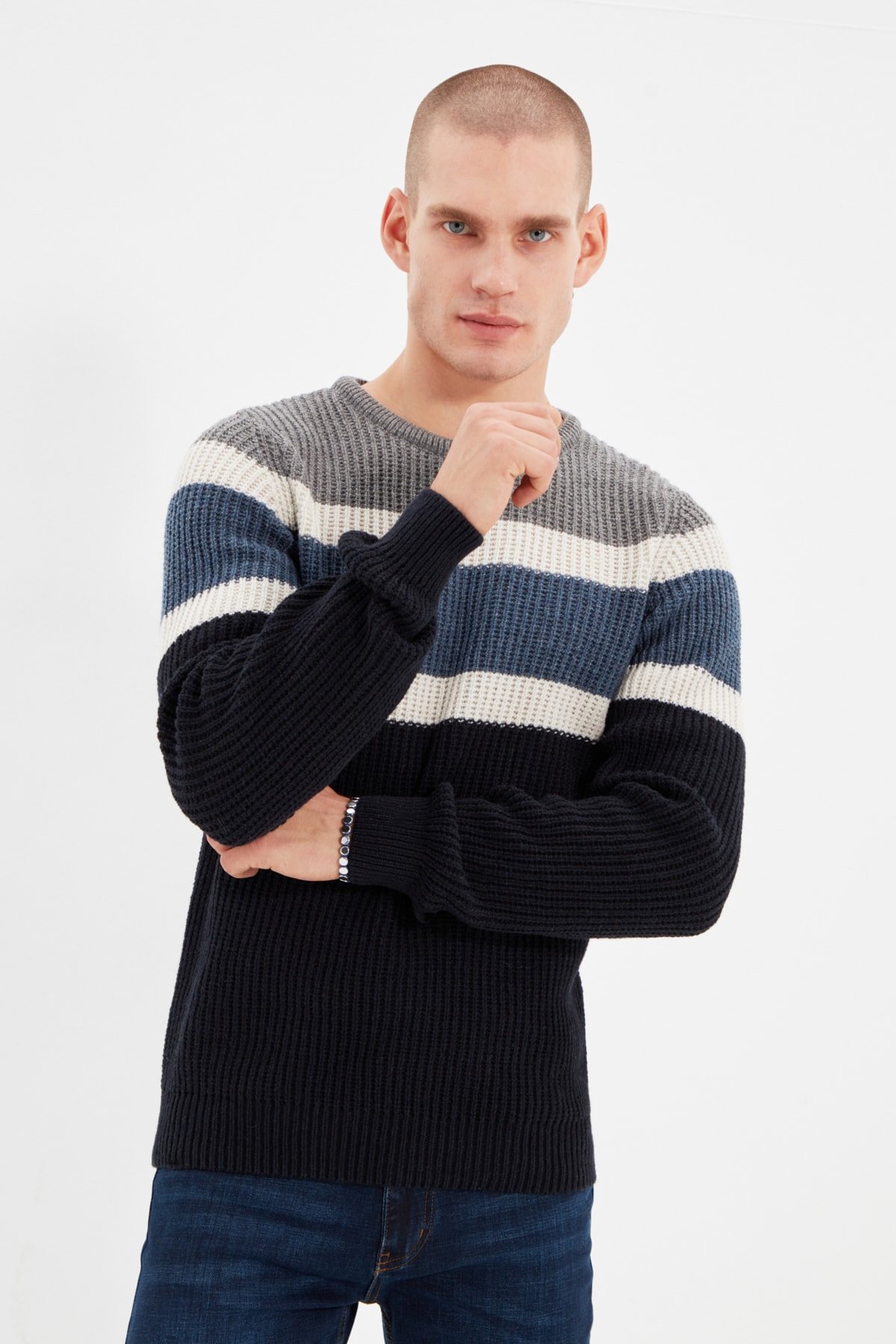 Levně Trendyol Gray Slim Fit Crew Neck Paneled Knitwear Sweater
