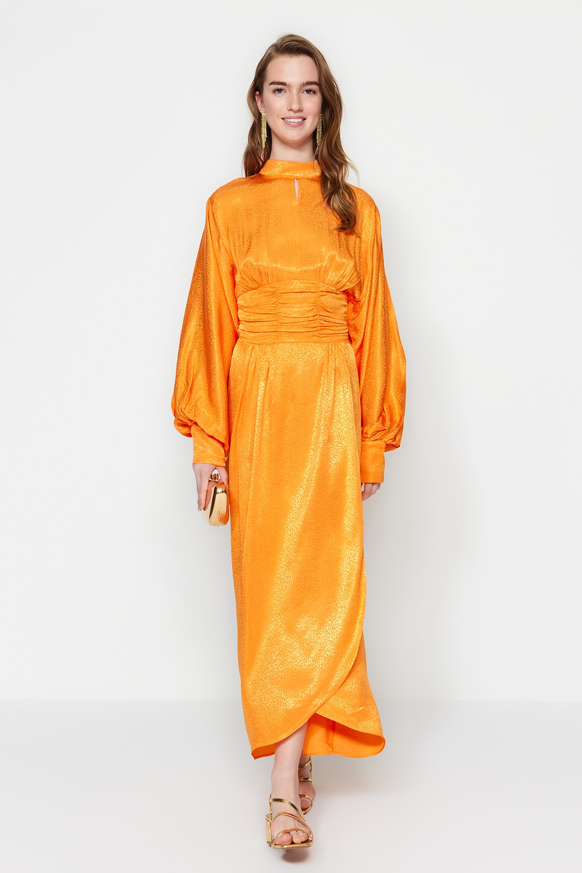 Trendyol oranžové večerné šaty so zahaleným pásom a balónovými rukávmi vzorované