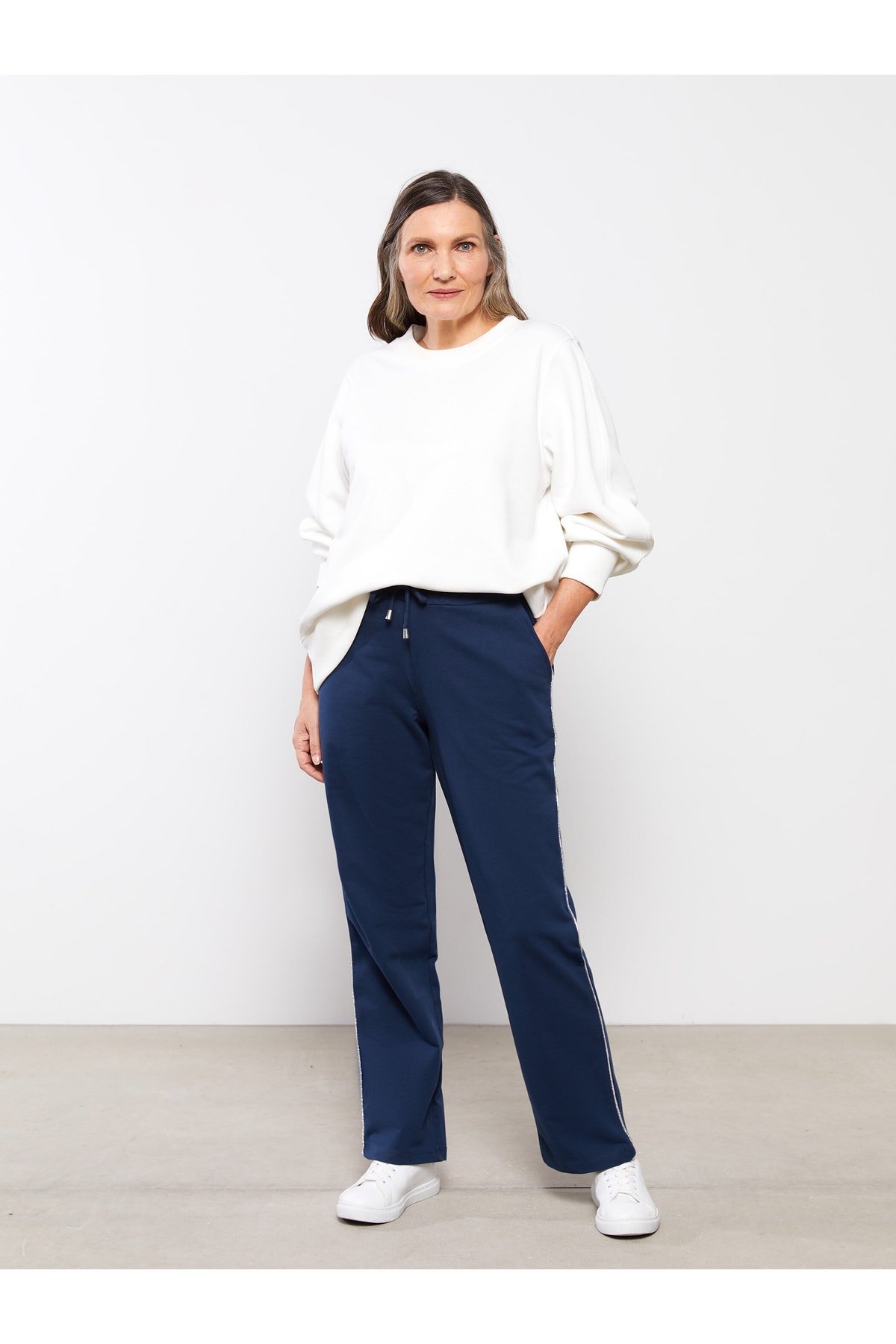 LC Waikiki Women's Elastic Waist, Straight Pocket Detail Women's Sweatpants.