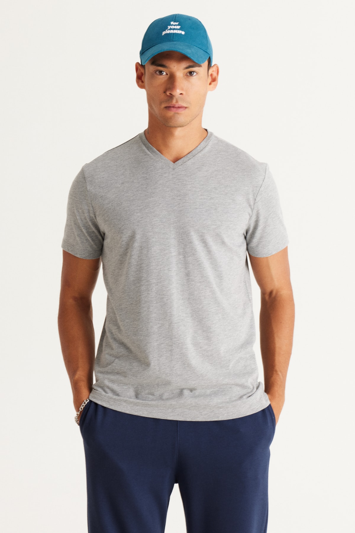 Levně AC&Co / Altınyıldız Classics Men's Dark Gray Melange Cotton Slim Fit Slim Fit V-Neck T-Shirt
