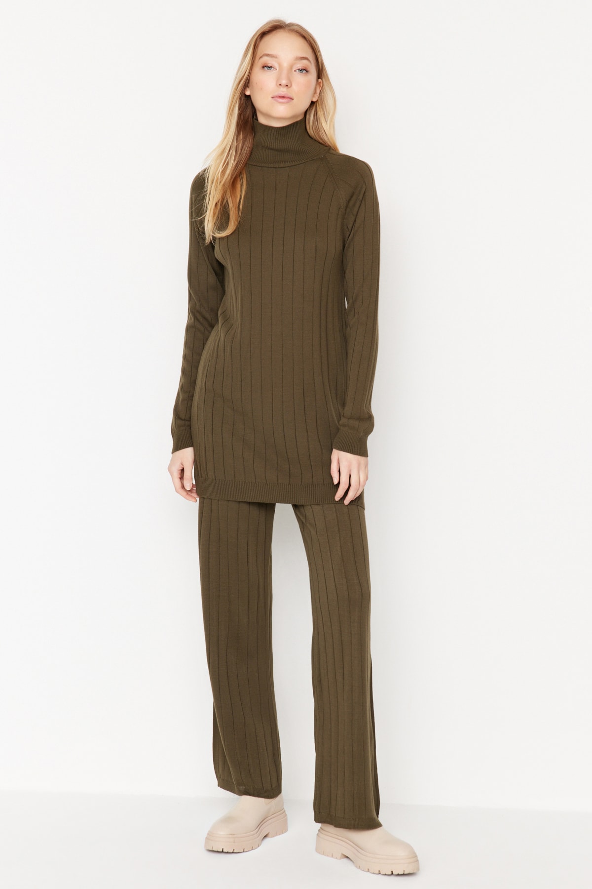 Levně Trendyol Brown Turtleneck Corduroy Sweater-Pants, Knitwear Suit