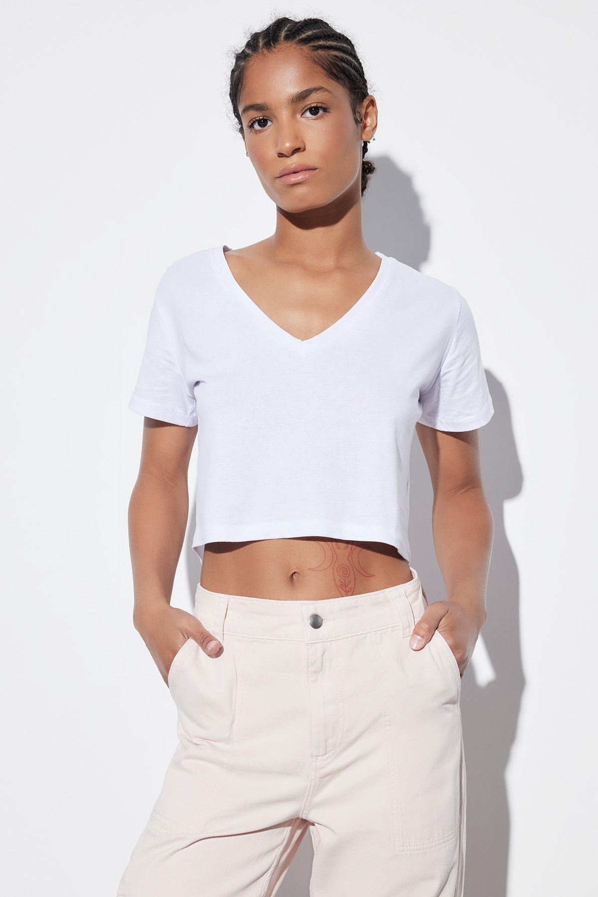 Levně Trendyol White 100% Cotton Single Jersey V-Neck Crop Knitted T-Shirt