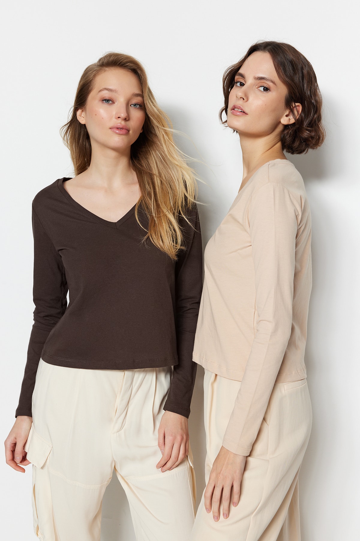 Levně Trendyol Brown-Beige 100% Cotton 2-Pack Basic V Neck Knitted T-Shirt