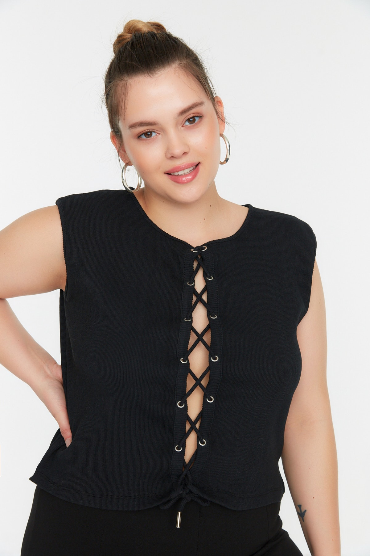 Levně Trendyol Curve Black Corduroy Knitted Blouse with Eyelets and Lace Detail