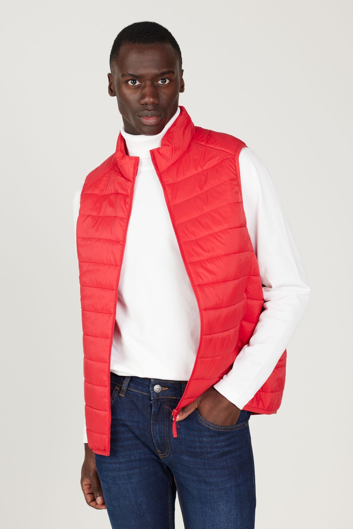 AC&Co / Altınyıldız Classics Men's Red Inflatable Windproof Warm Fiber Ultra Light Vest with Portable Bag