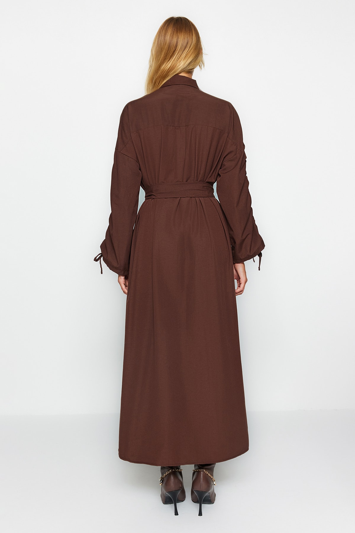 Mâneci detaliate reglabile Trendyol cu curea maro, rochie cămașă țesută din bumbac