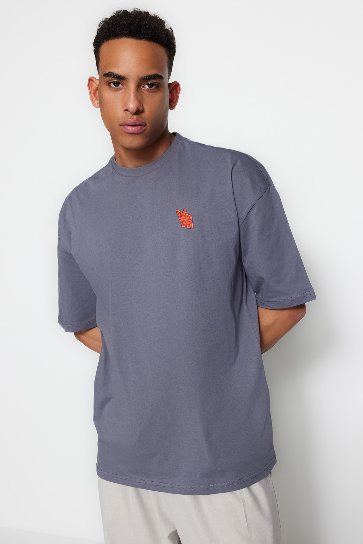 Levně Trendyol Oversize/Wide Cut Crew Neck Short Sleeve Fox Embroidered 1 Cotton T-Shirt