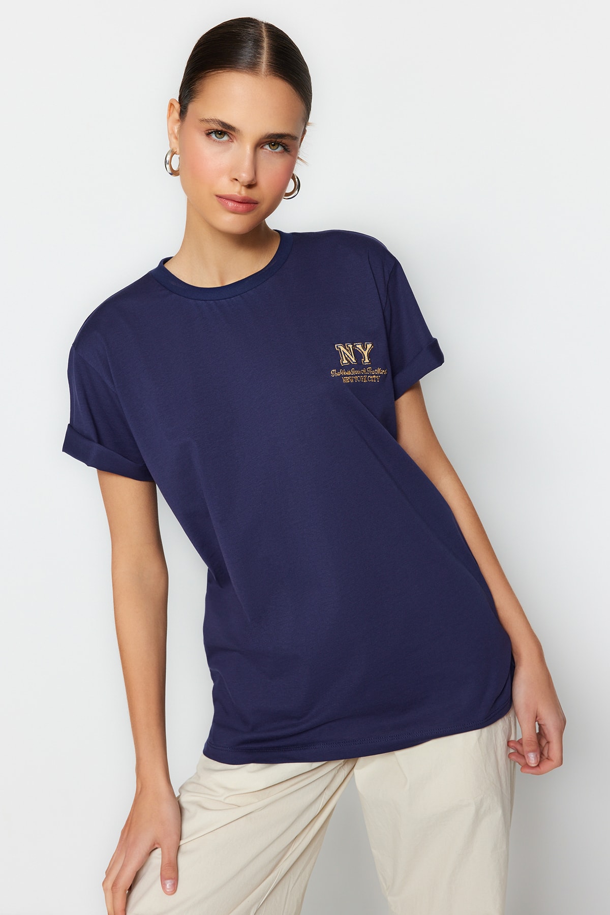 Levně Trendyol Navy Blue 100% Cotton Embroidered Boyfriend/Wide Fit Crew Neck Knitted T-Shirt
