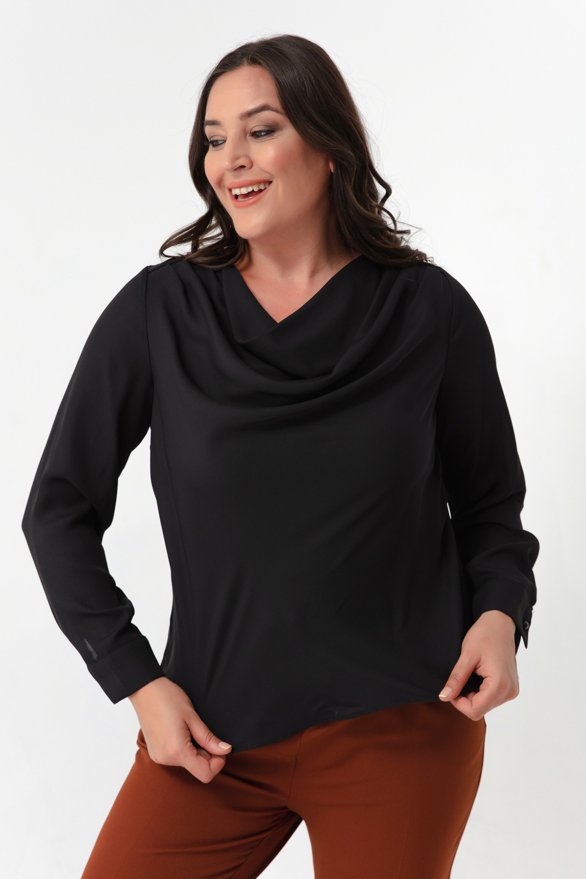 Levně Lafaba Women's Black Pleated Collar Long Sleeve Plus Size Blouse