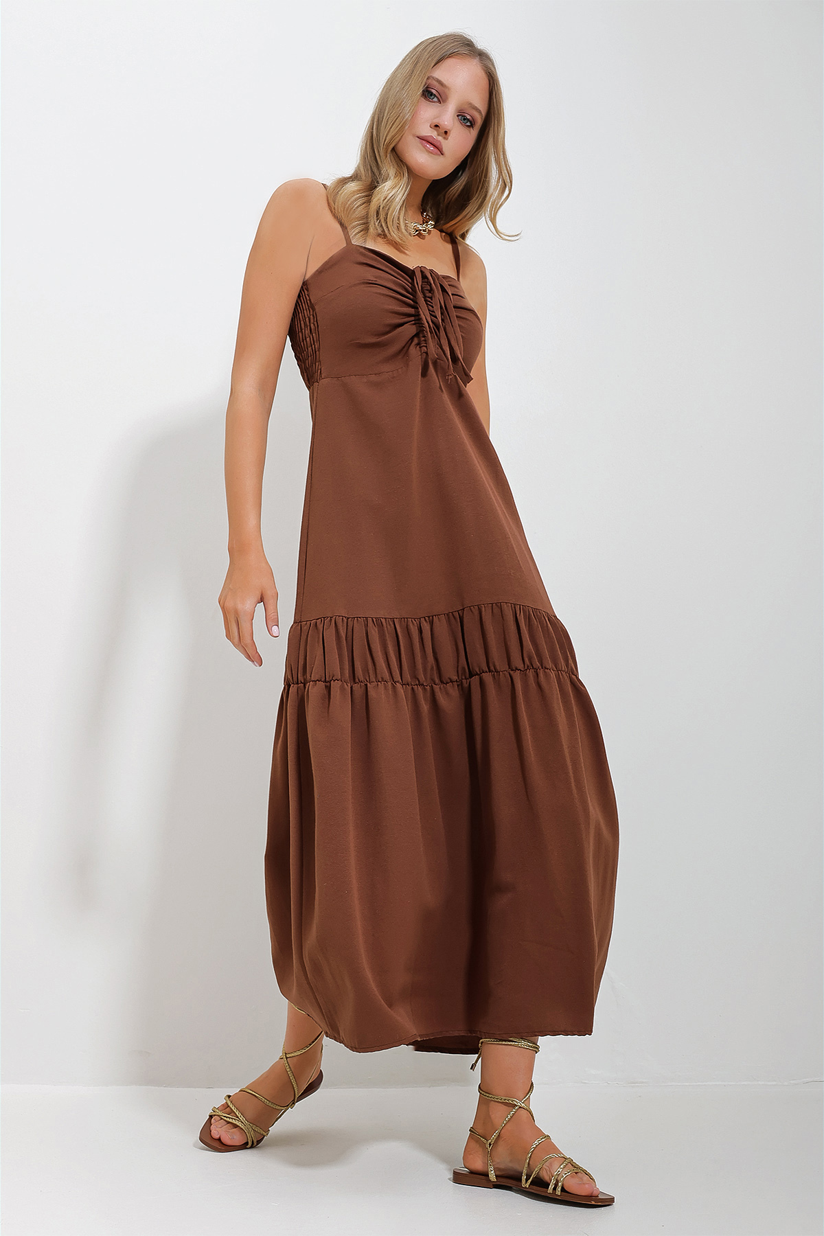 Levně Trend Alaçatı Stili Women's Brown Adjustable Straps Front Gathered Back Zippered Gabardine Linen Dress