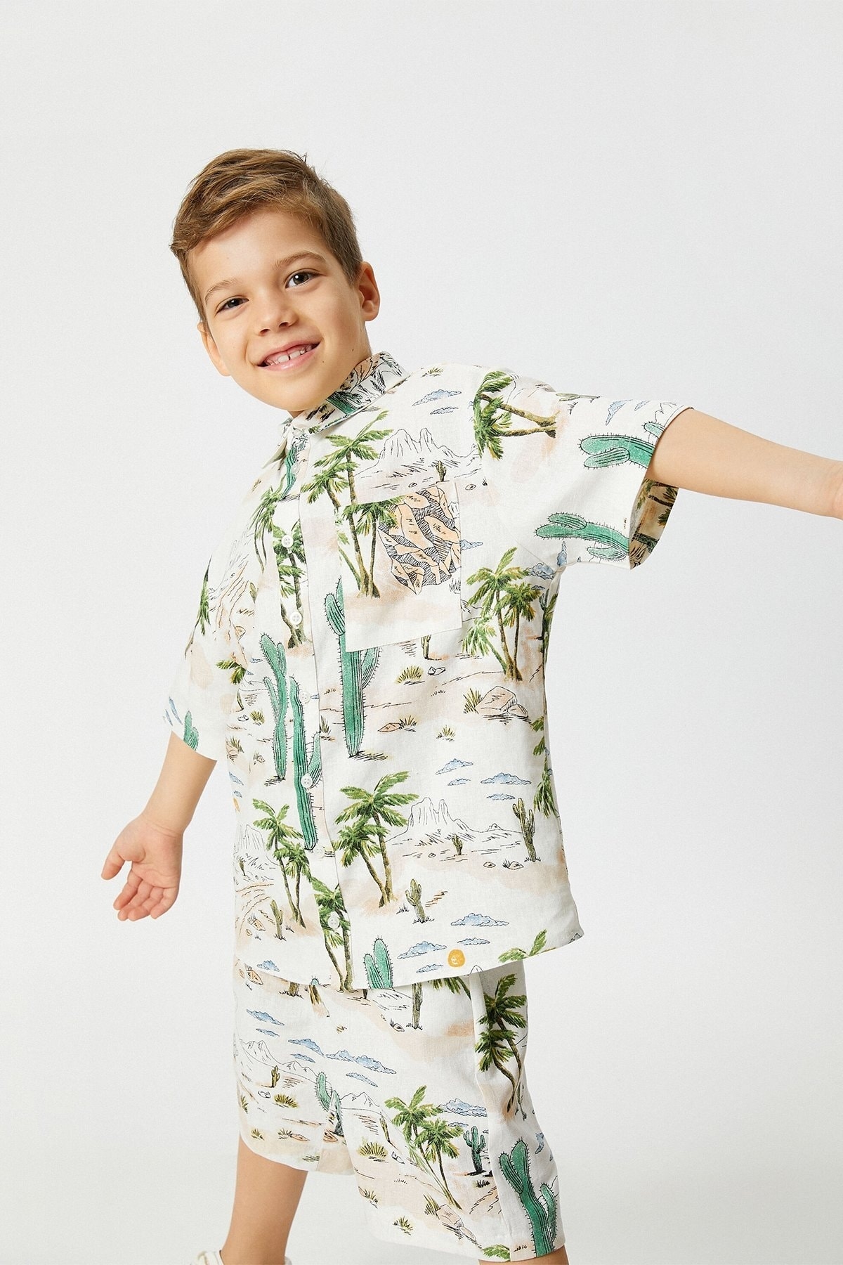 Levně Koton Boys' Short Sleeve Cactus Print Linen Shirt with One Pocket 3skb60088tw