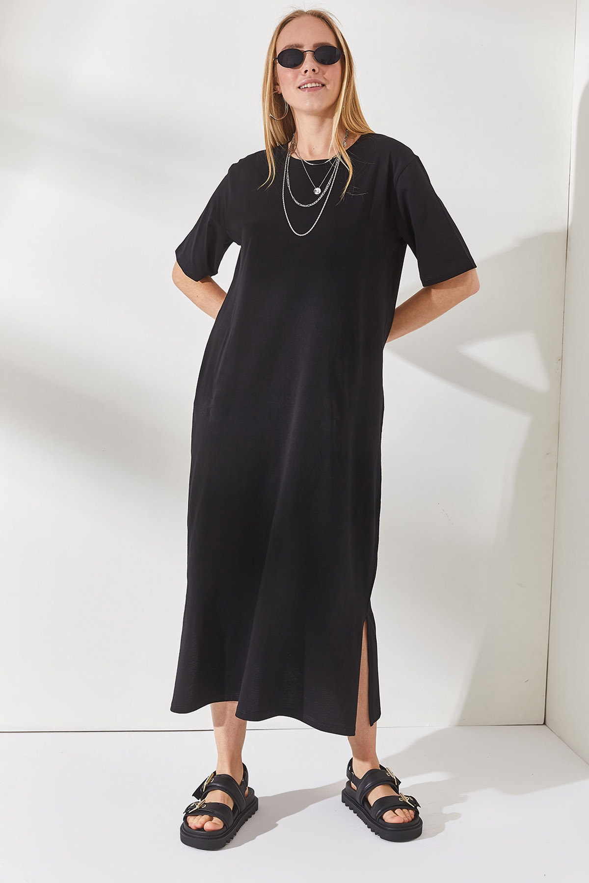 Levně Olalook Dámské černé bavlněné šaty s bočním rozparkem