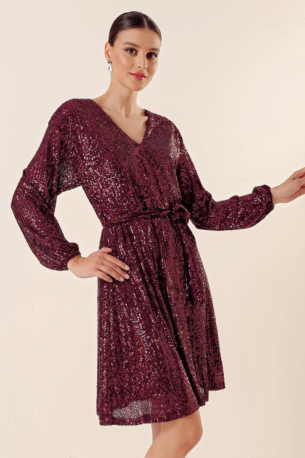 Levně By Saygı V-Neck Waist Belted Lined Stuffed Short Dress Burgundy