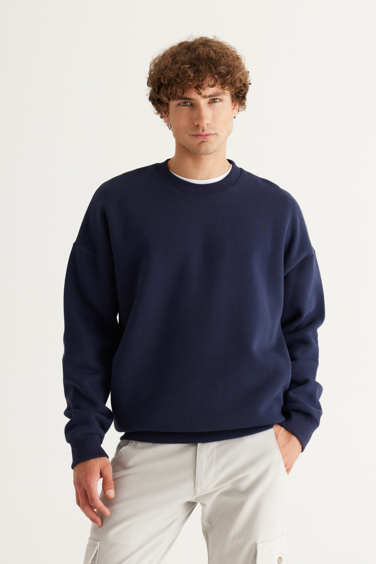 Levně AC&Co / Altınyıldız Classics Men's Navy Blue Oversize Fit Wide Cut Cotton Fleece Inner 3 Thread Crew Neck Sweatshirt