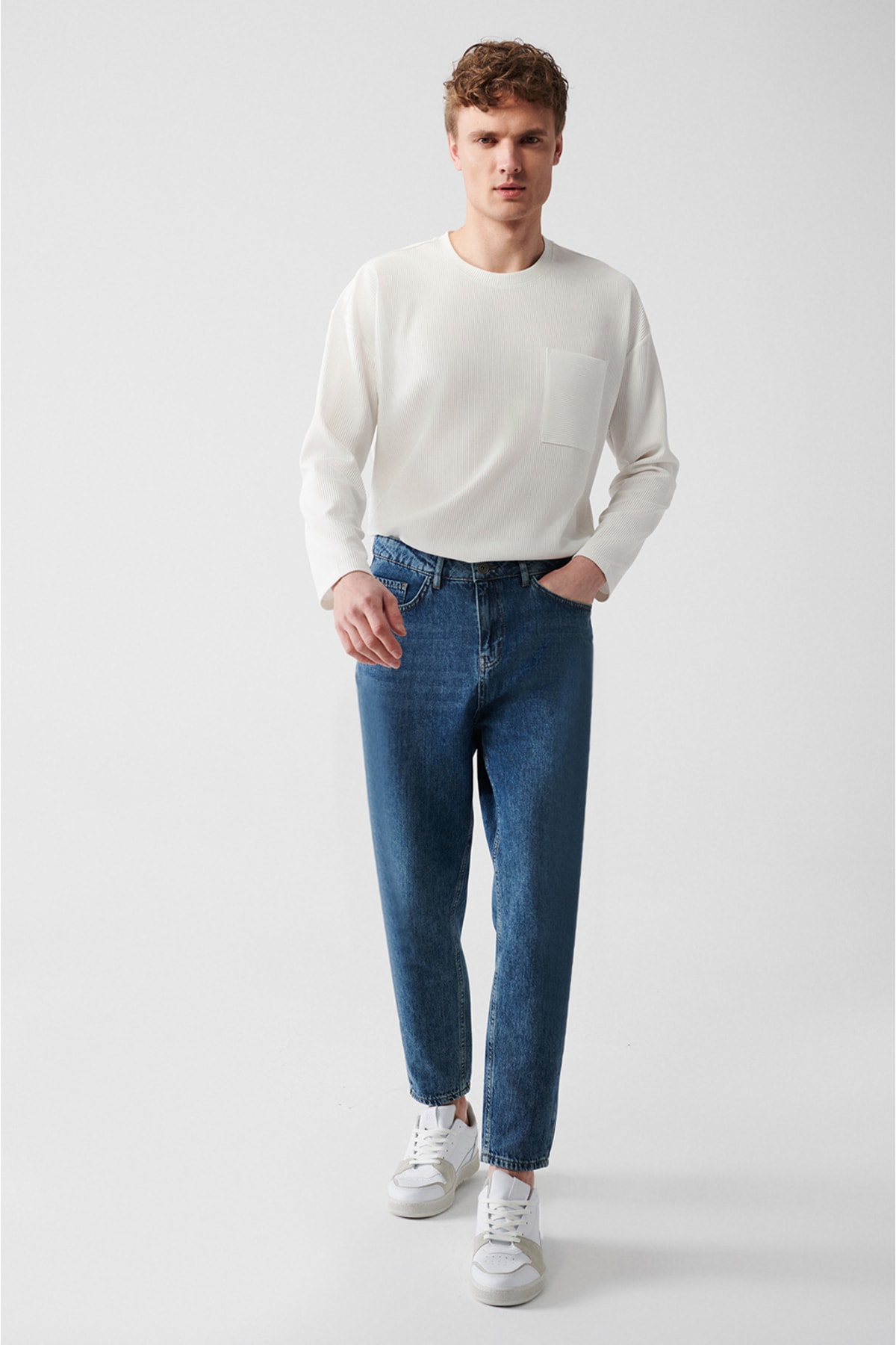 Avva Men's Blue Oslo Random Wash 100% Cotton Carrot Fit Jeans