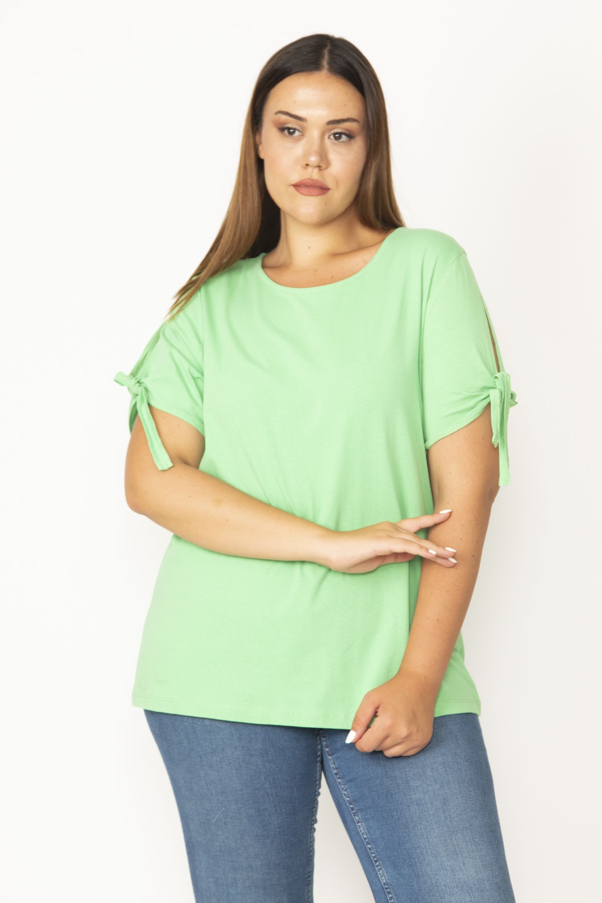 Levně Şans Women's Plus Size Green Crew Neck Viscose Blouse with Sleeves and Slits,