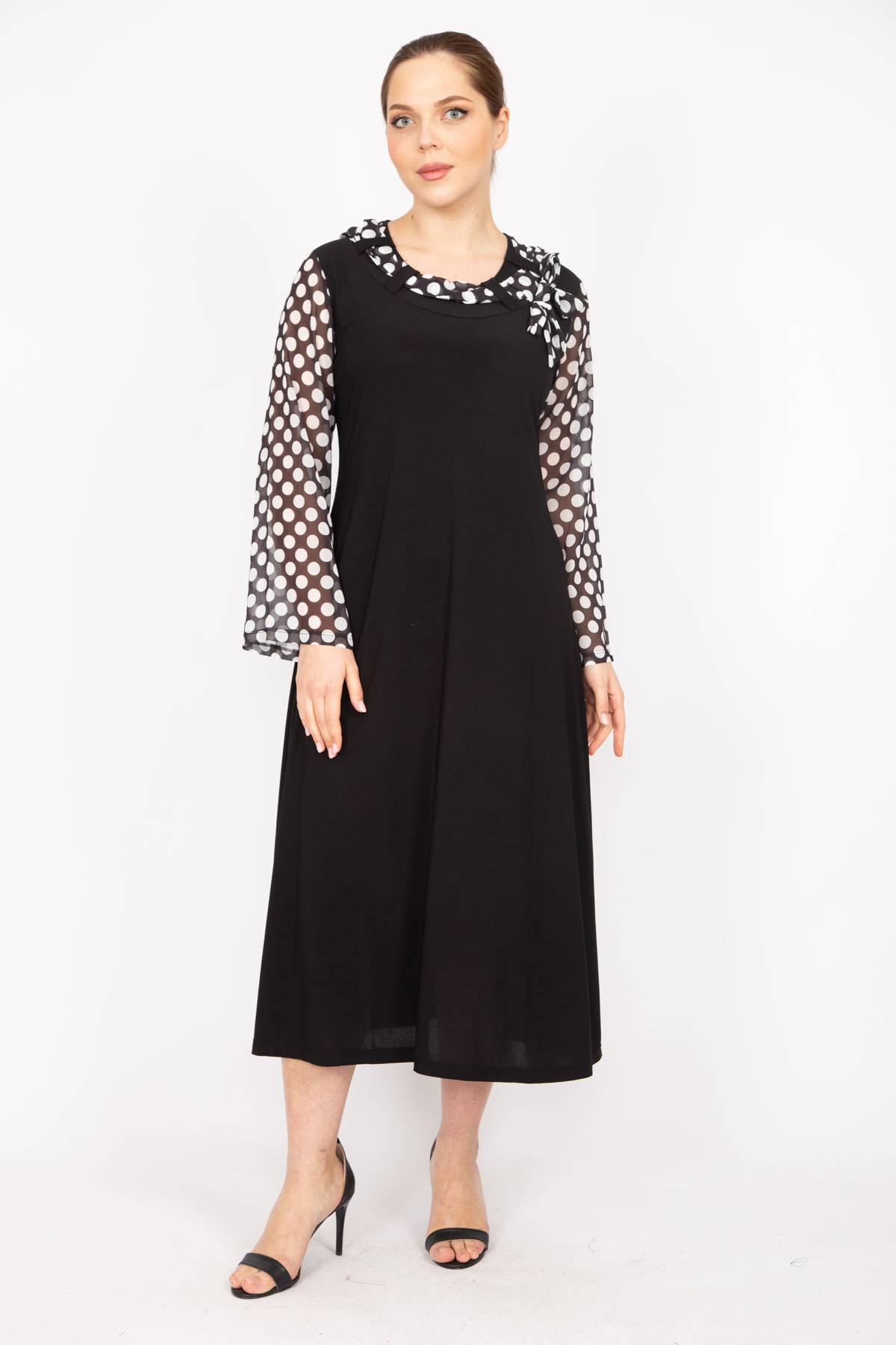 Levně Şans Women's Black Plus Size Dress with Chiffon Collar Detailed with Sleeves