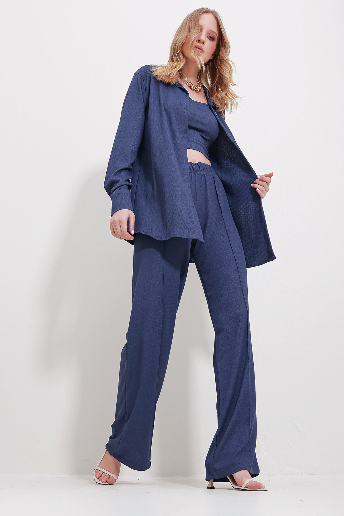 Levně Trend Alaçatı Stili Women's Indigo Blue Crop Undershirt Shirt And Trousers Suit