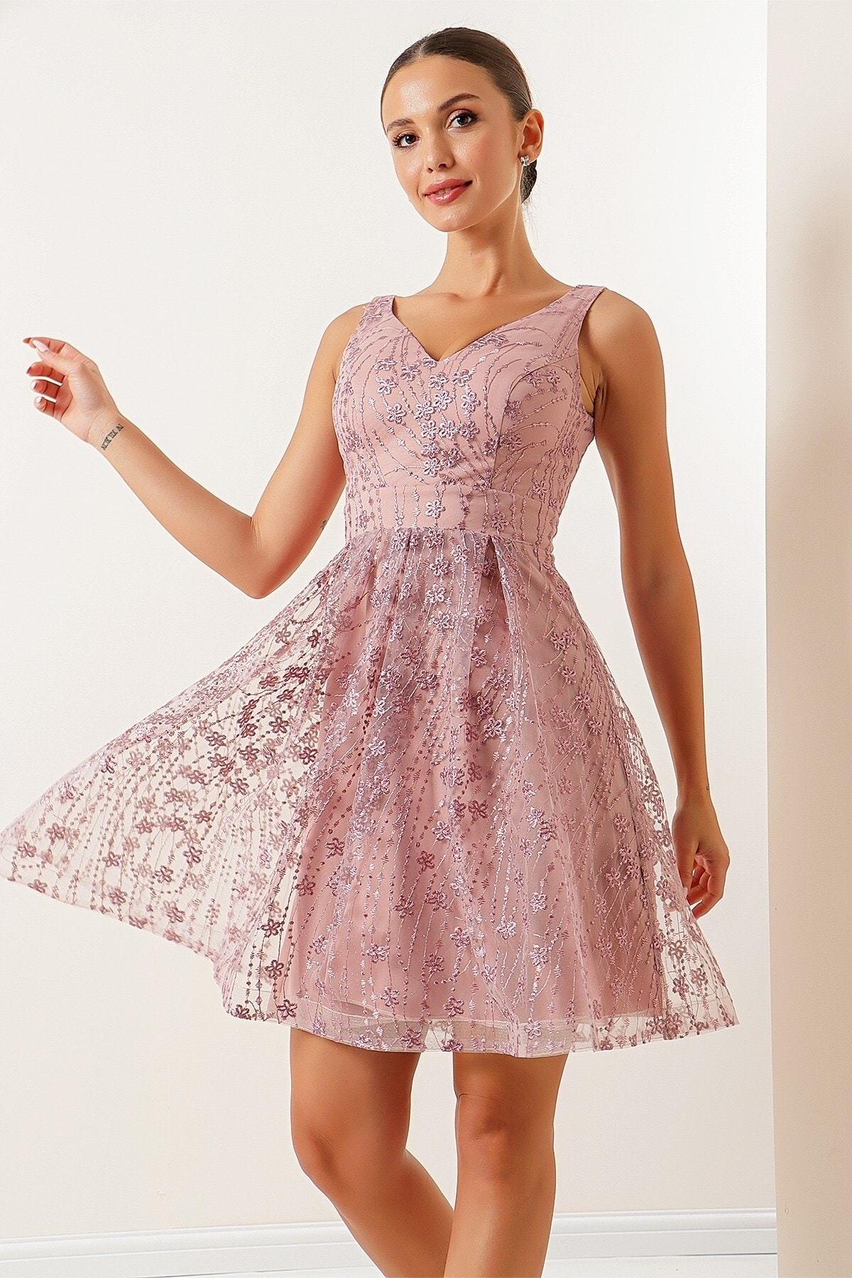 Levně By Saygı V-Neck Lined Lace Dress