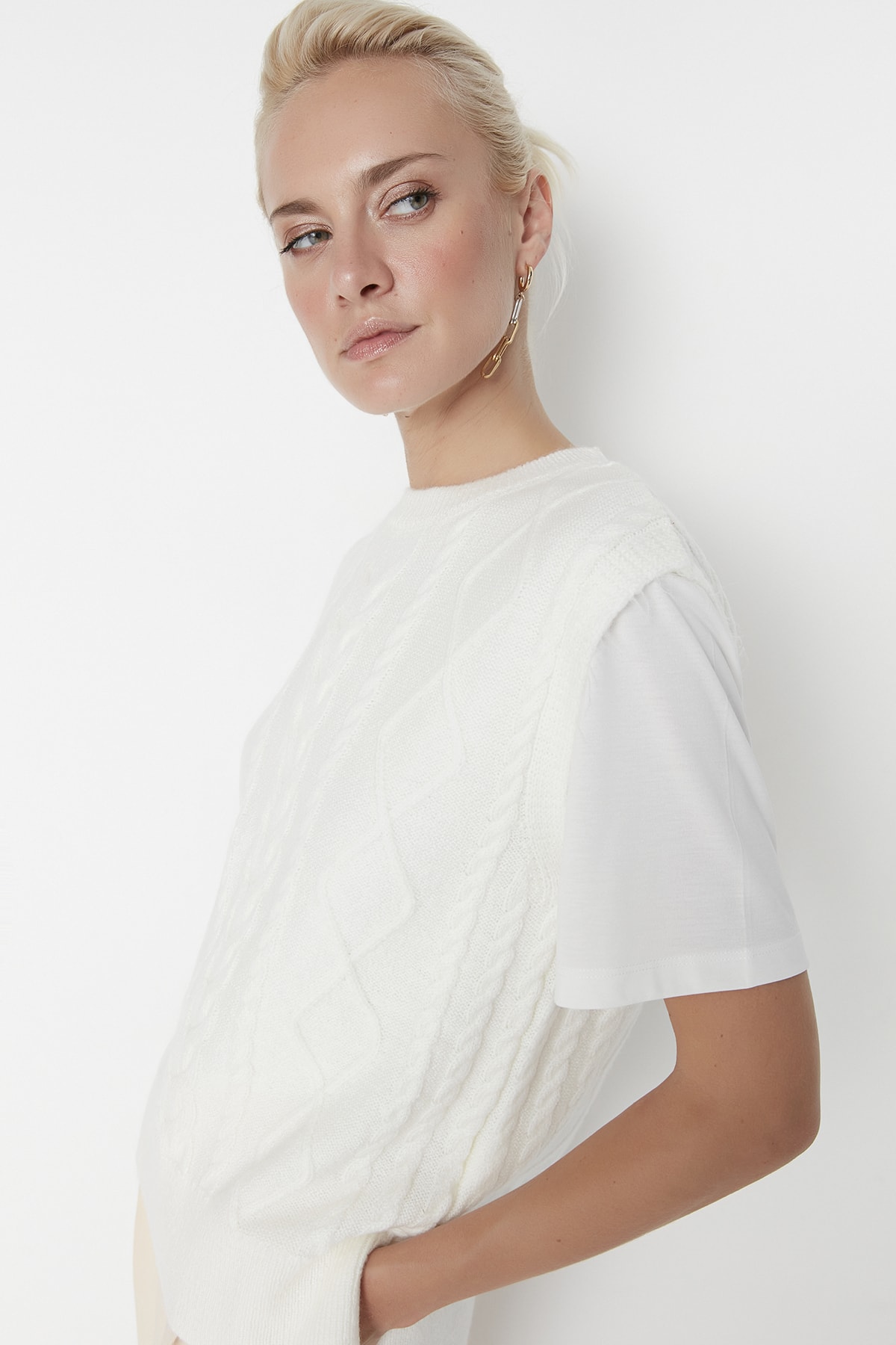 Trendyol Crew Neck Knitwear Sweater With Ecru Knitting Detail