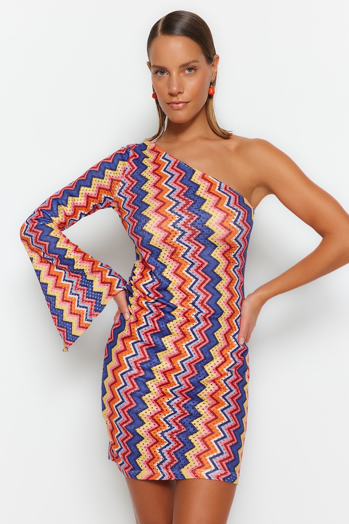 Levně Trendyol geometrické vzorované vypasované mini pletené plážové šaty na jedno rameno