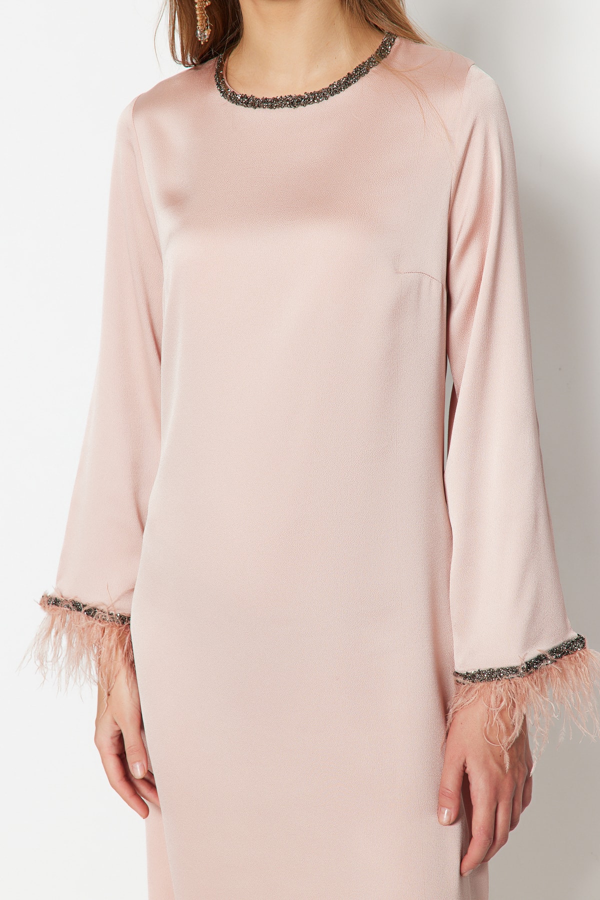 Rochie de seara roz deschis Trendyol cu pietre si detaliu otriche