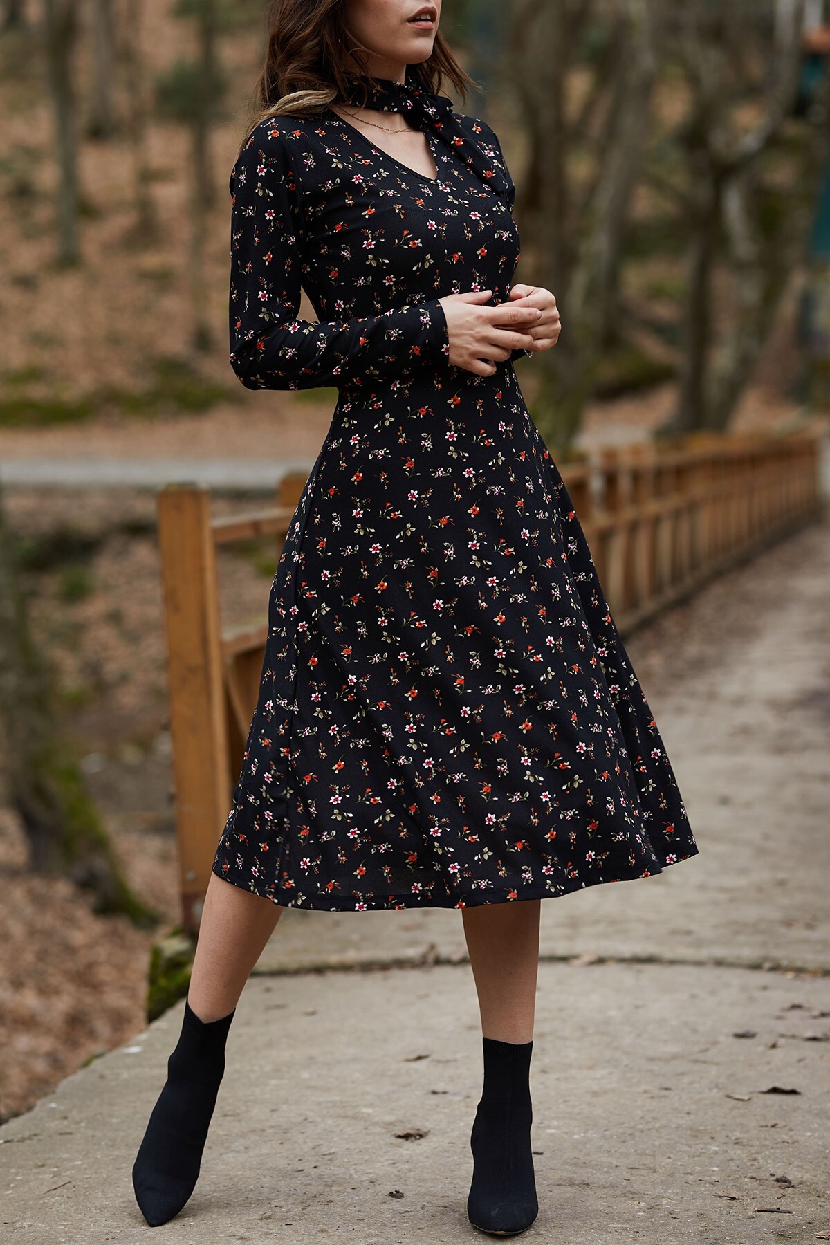 XHAN Dámske šaty s čiernym kravatovým golierom kvetinový vzor