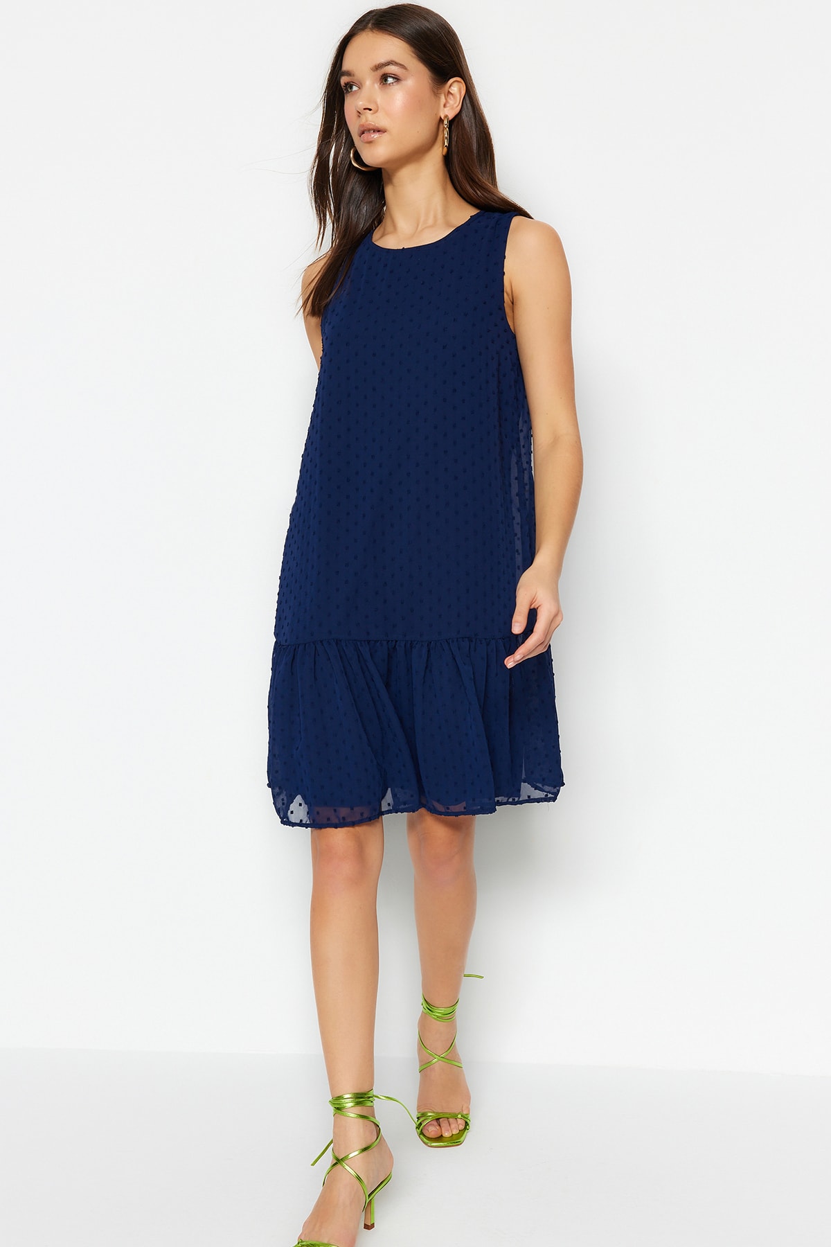 Trendyol Navy Blue rovný strih mini tkaná podšívka volánový detail tkané šaty