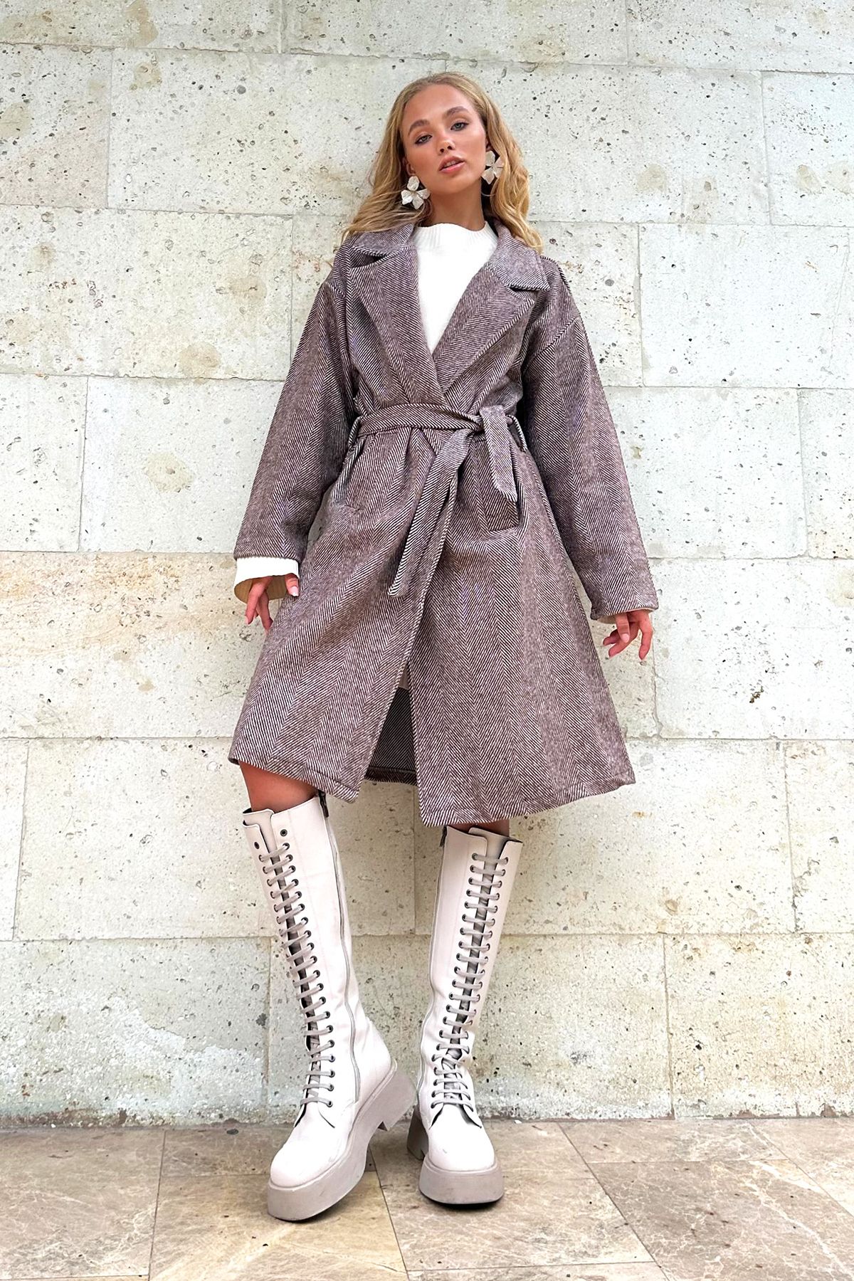 Trend Alaçatı Stili Dámské Hnědé Dvouřadé Pas Pás Rybí Kost Vzorované Razítko Coat
