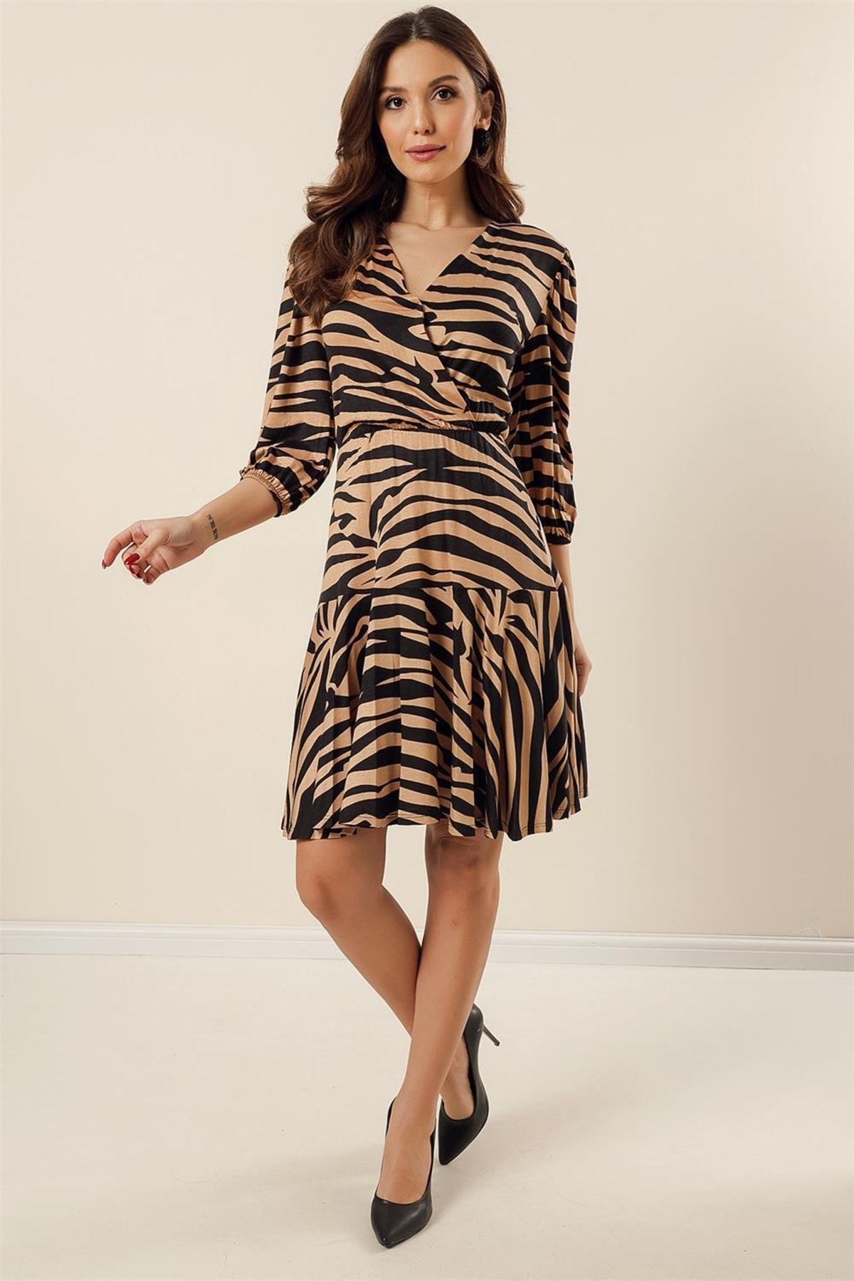 Levně By Saygı Zebra vzorované elastické pasové šaty norek