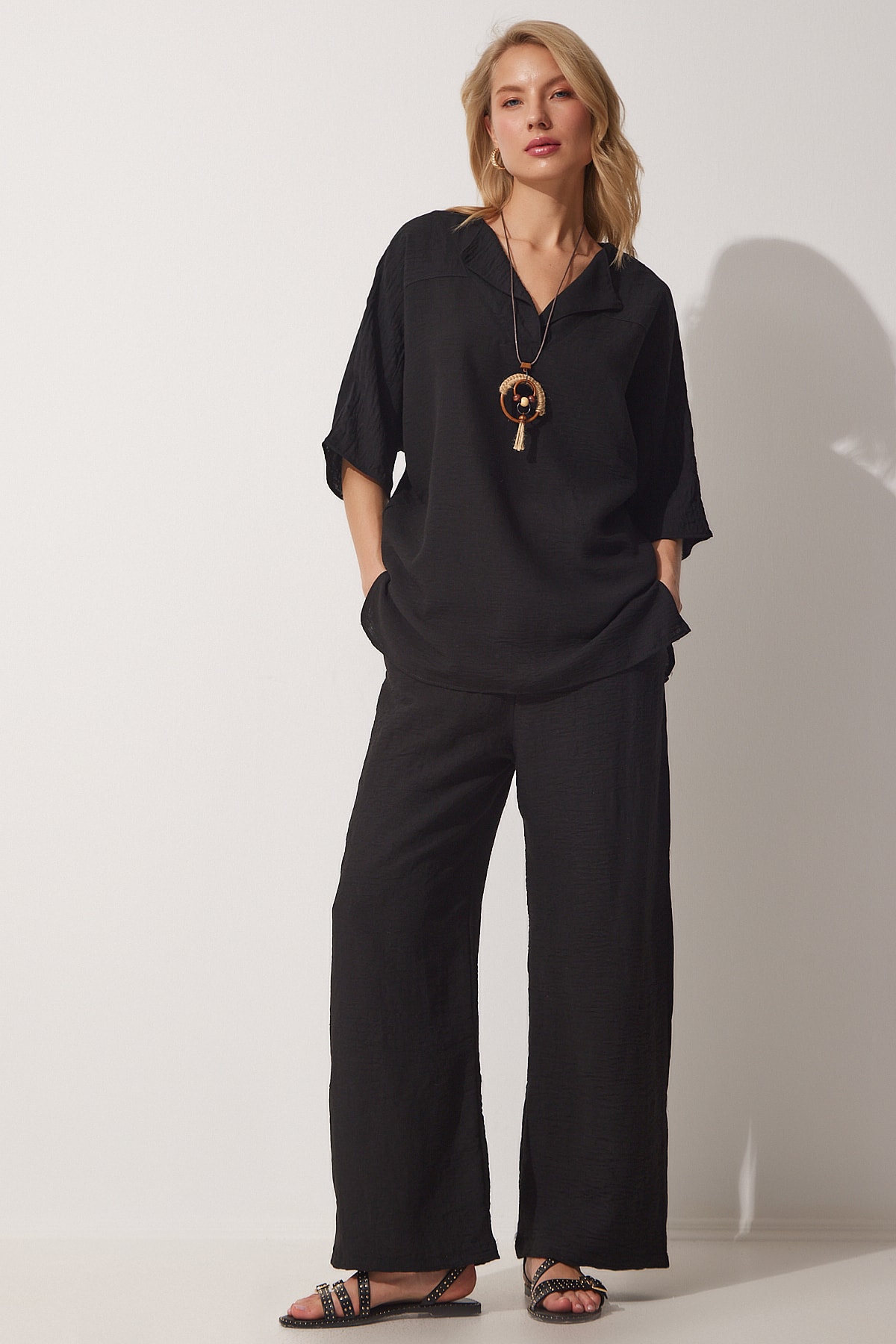 Happiness İstanbul Women's Black Necklace With Ayrobin Tunic Pants Suit