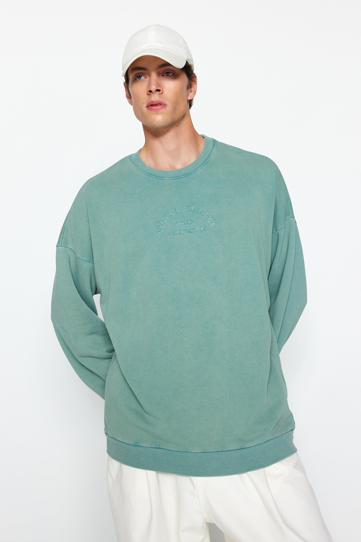 Levně Trendyol Green Oversize/Wide-Fit Wear/Faded Effect Text Embroidery Cotton Sweatshirt
