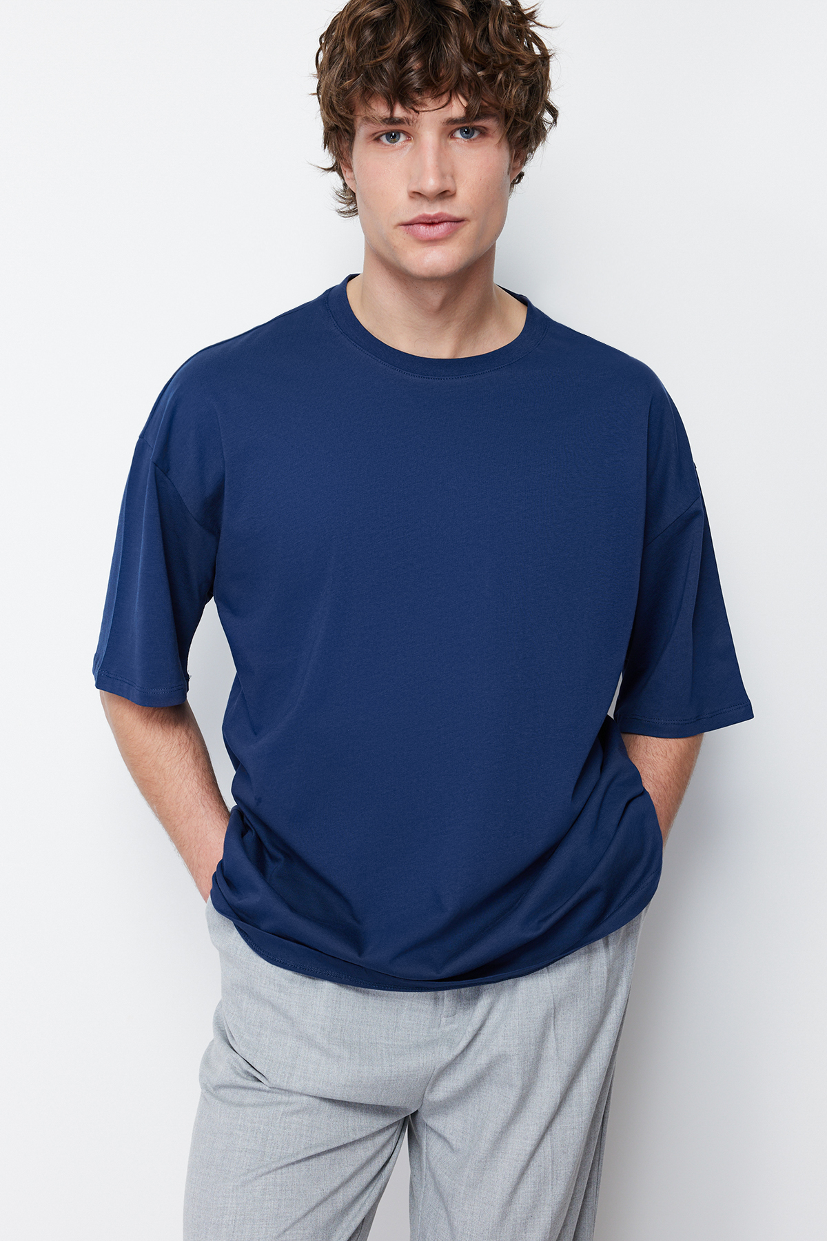 Levně Trendyol Navy Blue Basic 100% Cotton Crew Neck Oversize/Wide-Fit T-Shirt