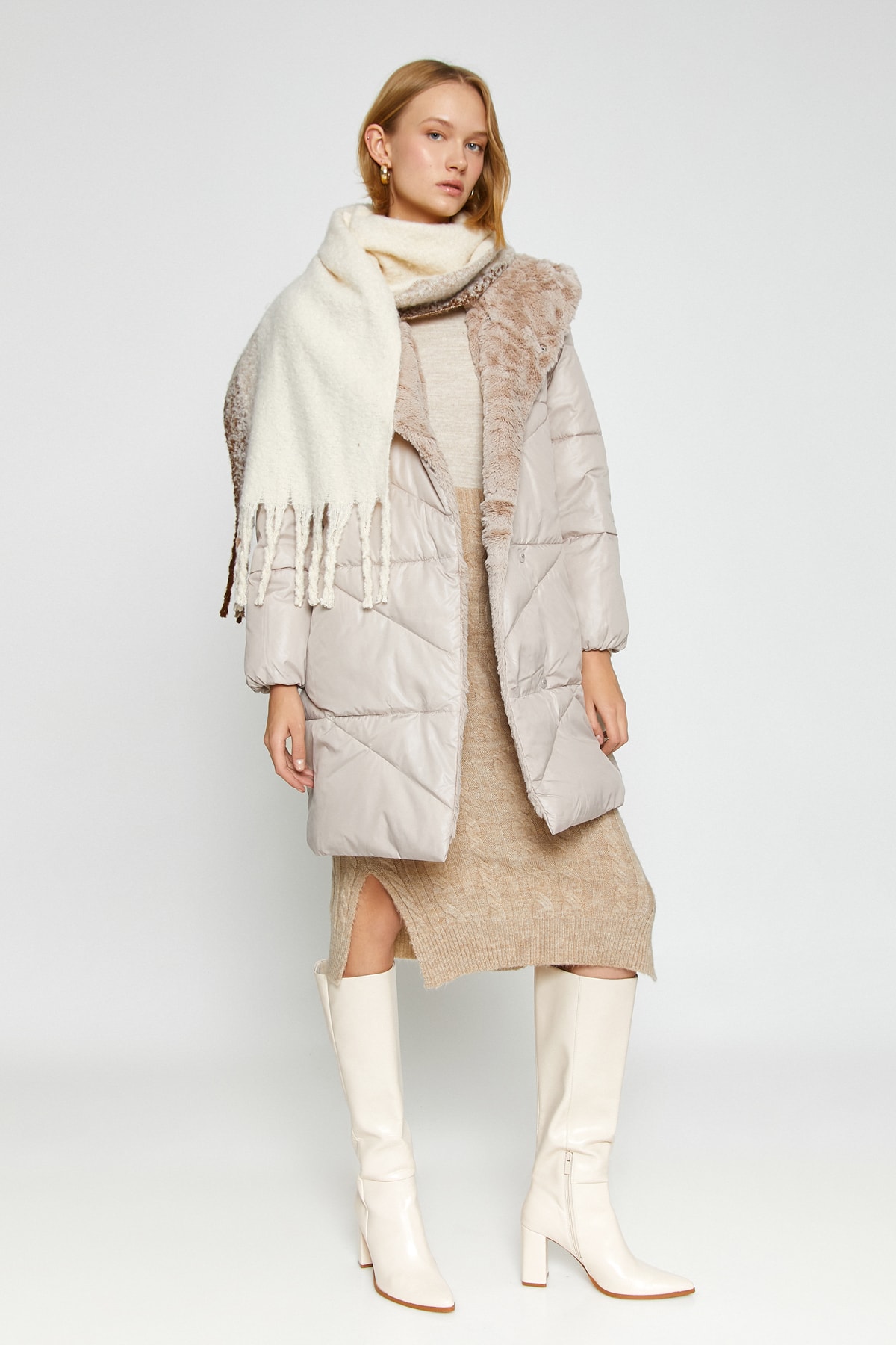 Levně Koton dlouhá péřová bunda s plyšovým límcem a kapucí
