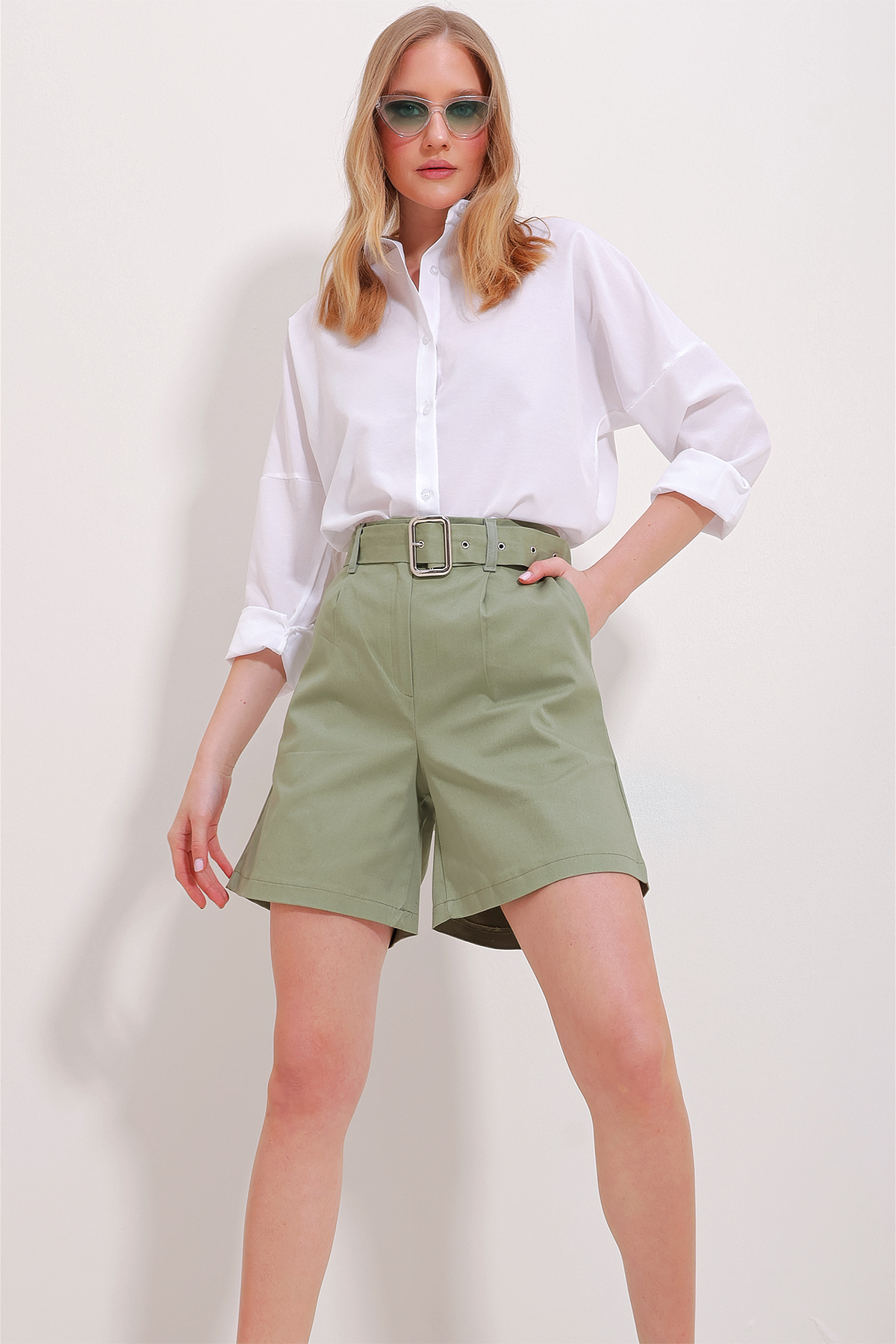 Trend Alaçatı Stili Women's Khaki Double Pocket Waist Belted Gabardine Shorts