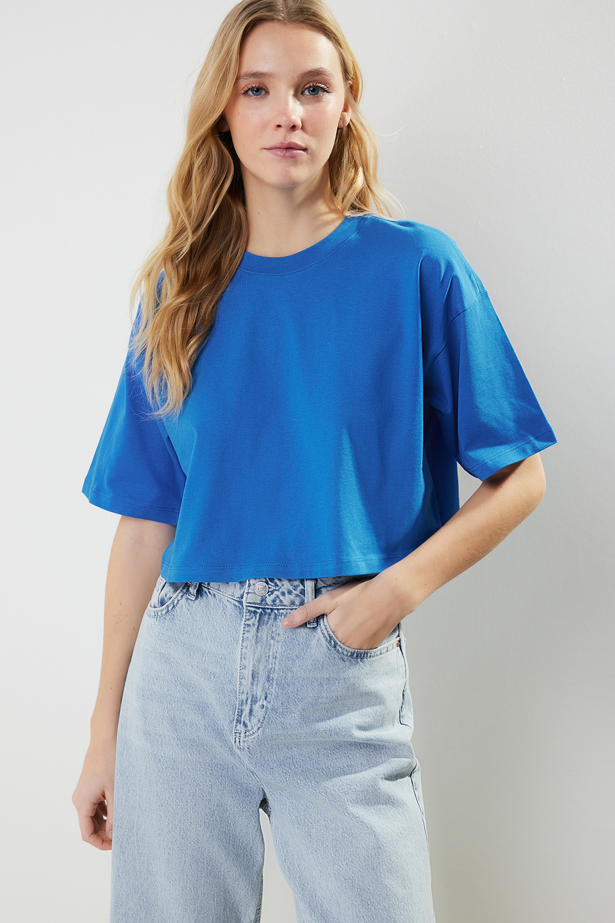 Levně Trendyol Premium Saks 100% Cotton Crop Knitted T-Shirt