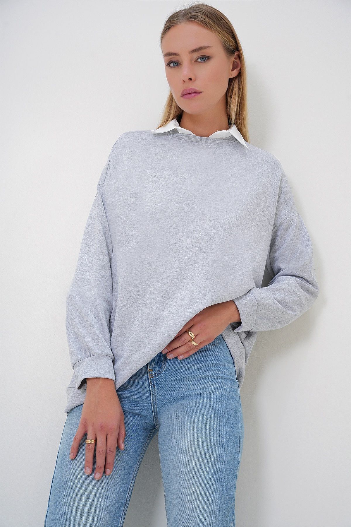 Trend Alaçatı Stili Women's Grey Melange Crew Neck Basic Oversize Long Sweatshirt