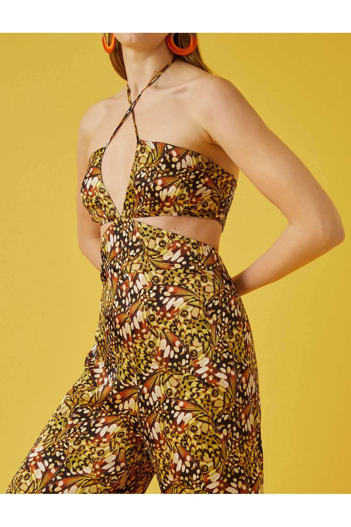 Salopetă cu imprimeu și decolteu