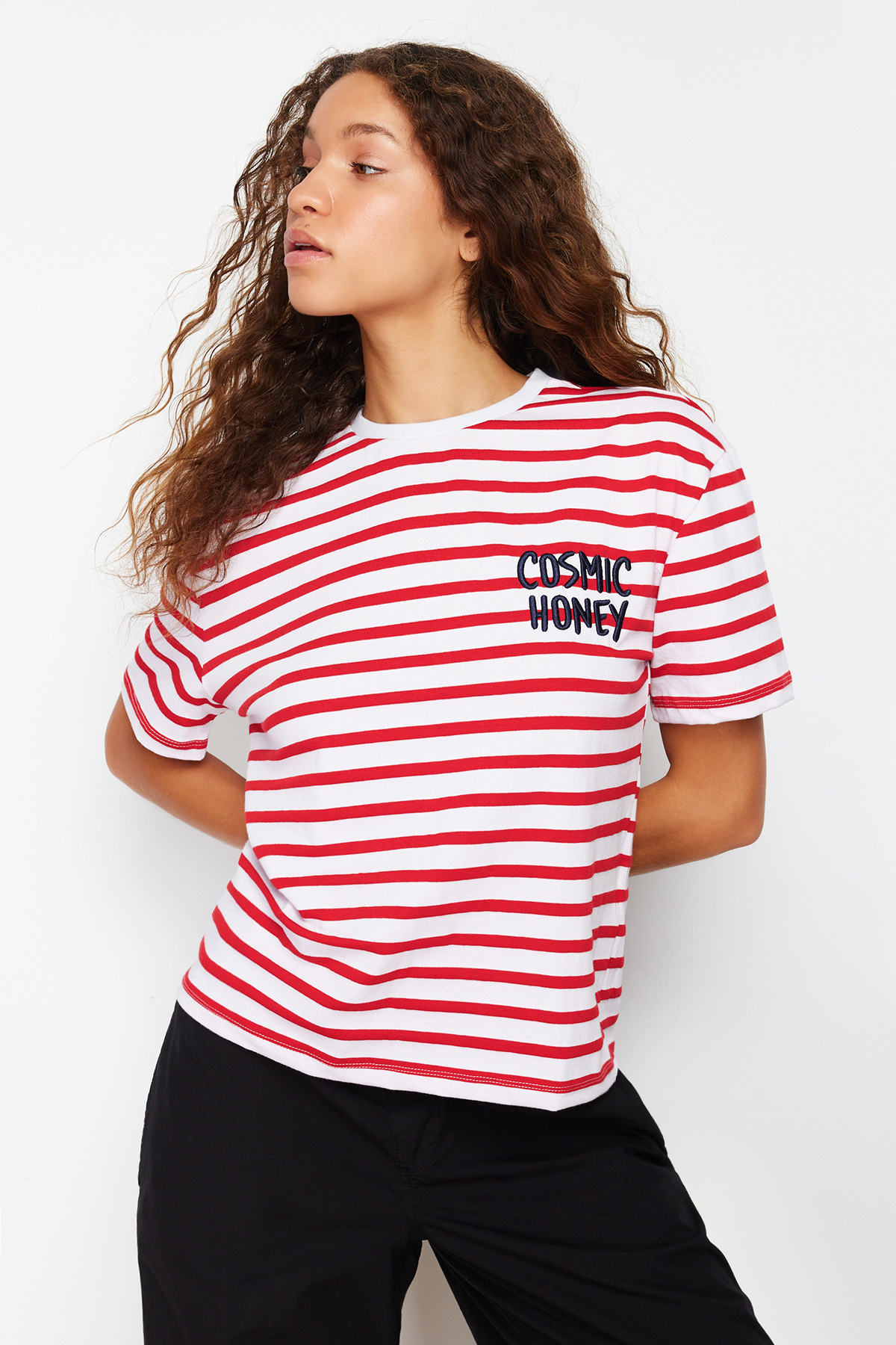 Levně Trendyol Red-White Striped Slogan Embroidery Detailed Relaxed/Comfortable Fit Knitted T-Shirt