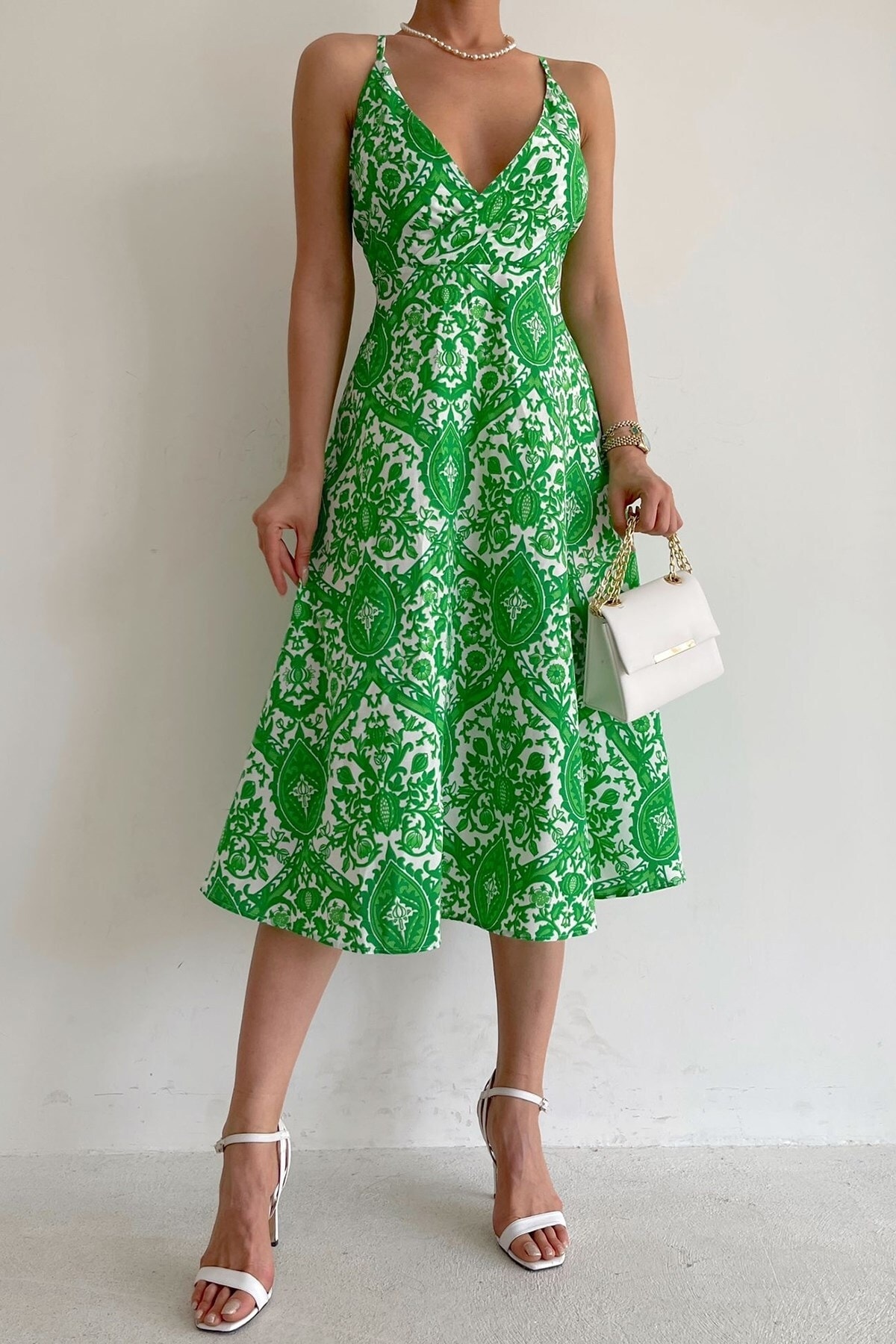 Levně Madmext zelené vzorované midi šaty s nízkým výstřihem
