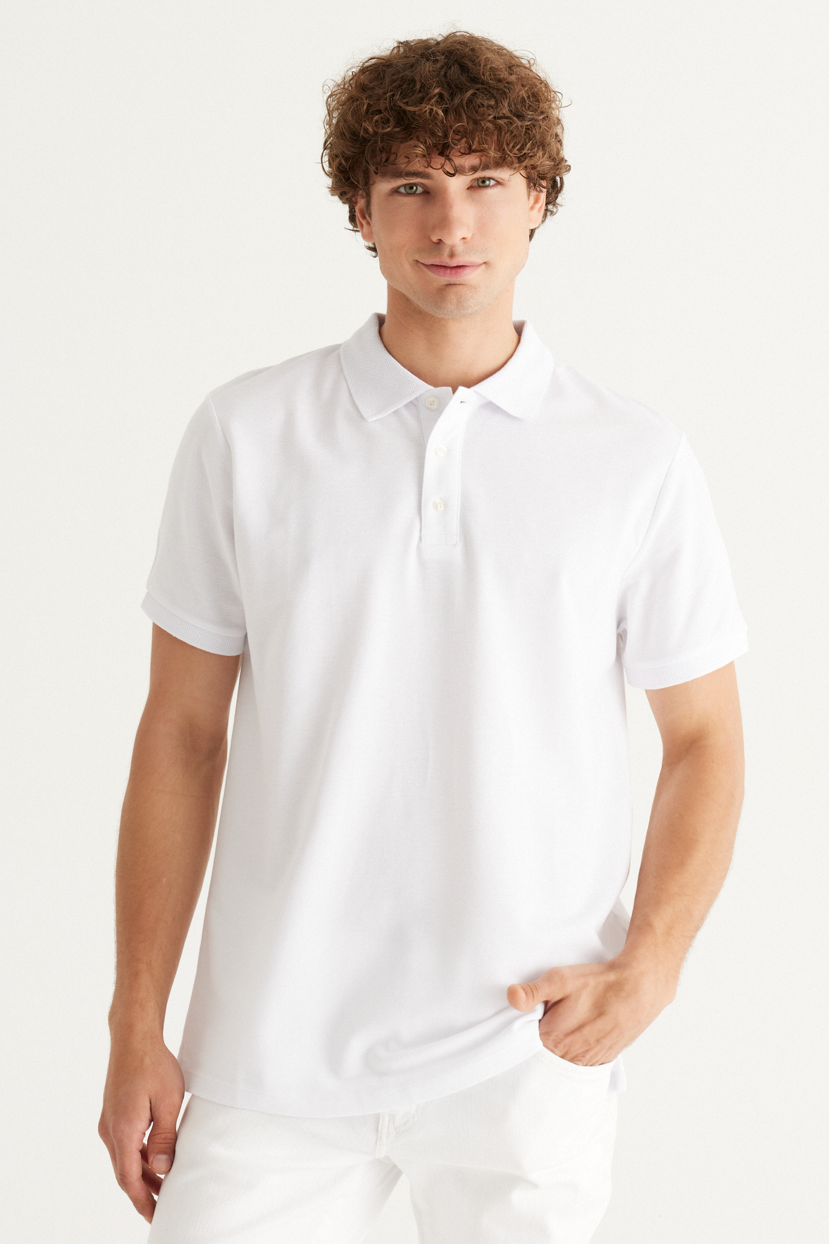Levně ALTINYILDIZ CLASSICS Pánské bílé tričko s rolovacím límcem ze 100% bavlny Slim Fit Slim Fit s rolákem a krátkým rukávem.