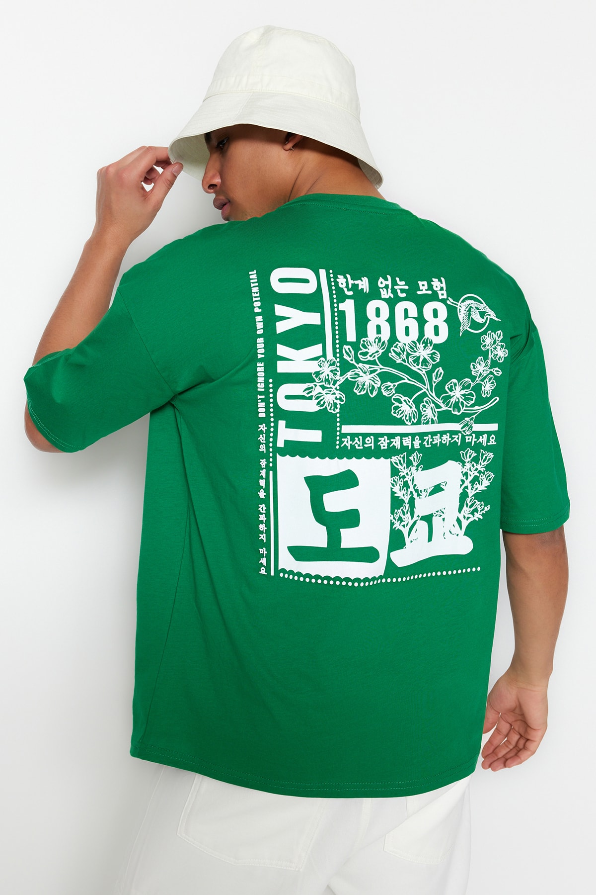 Trendyol Green pánske oversize/široké tričko so 100% bavlnenou potlačou Far Eastern