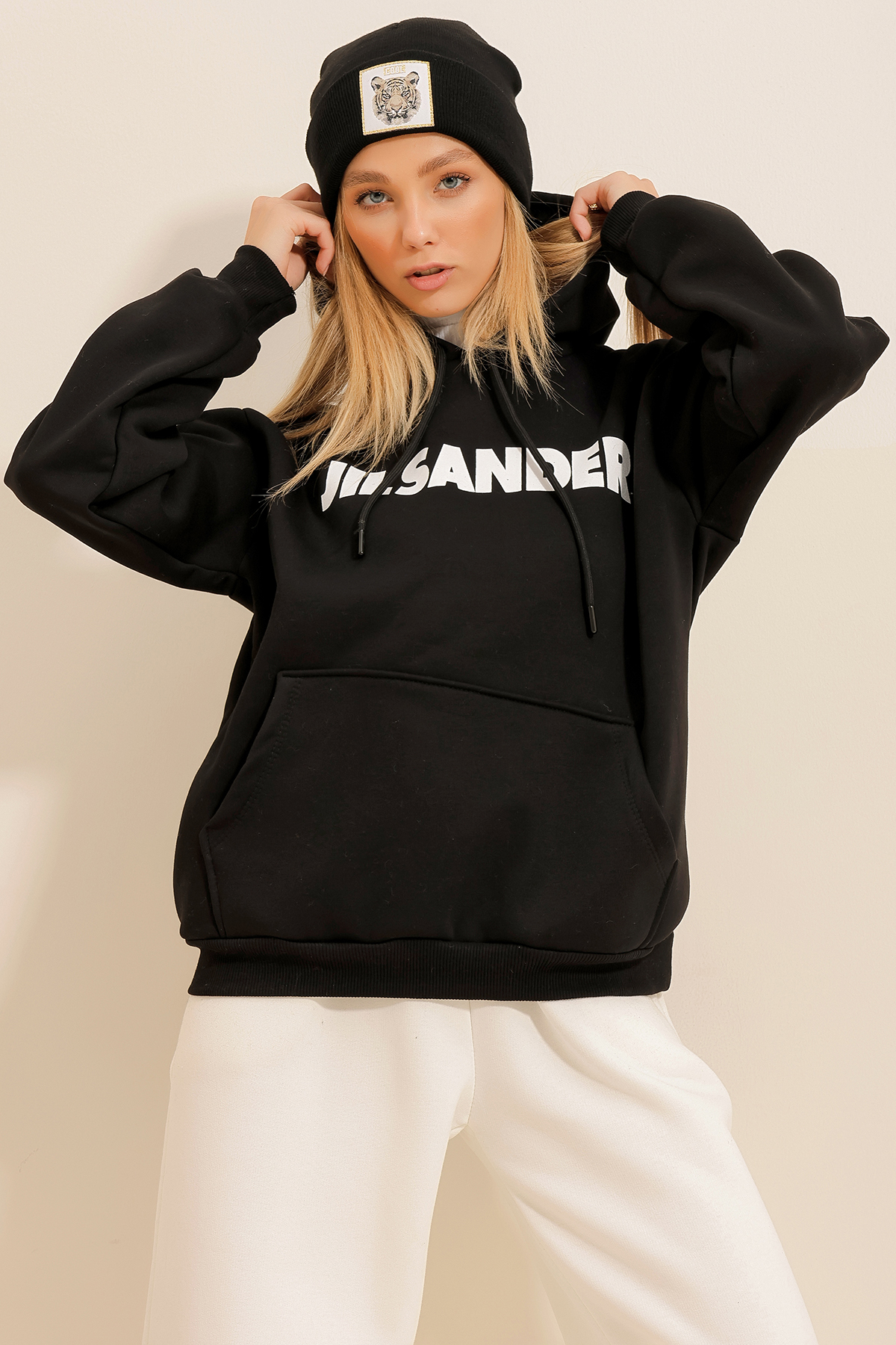 Levně Trend Alaçatı Stili Women's Black Hooded Kangaroo Pocket 3 Thread Inner Raising Front Printed Oversize Sweatshirt