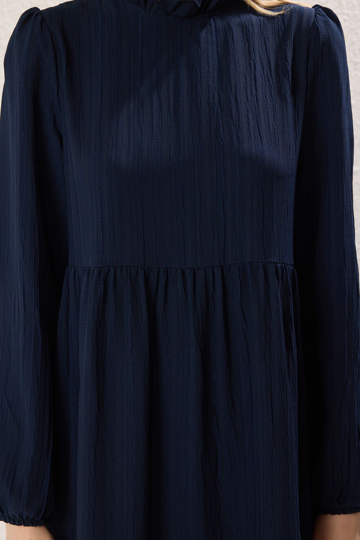 Trendyol bleumarin stand-up guler crinkle wide fit rochie țesută