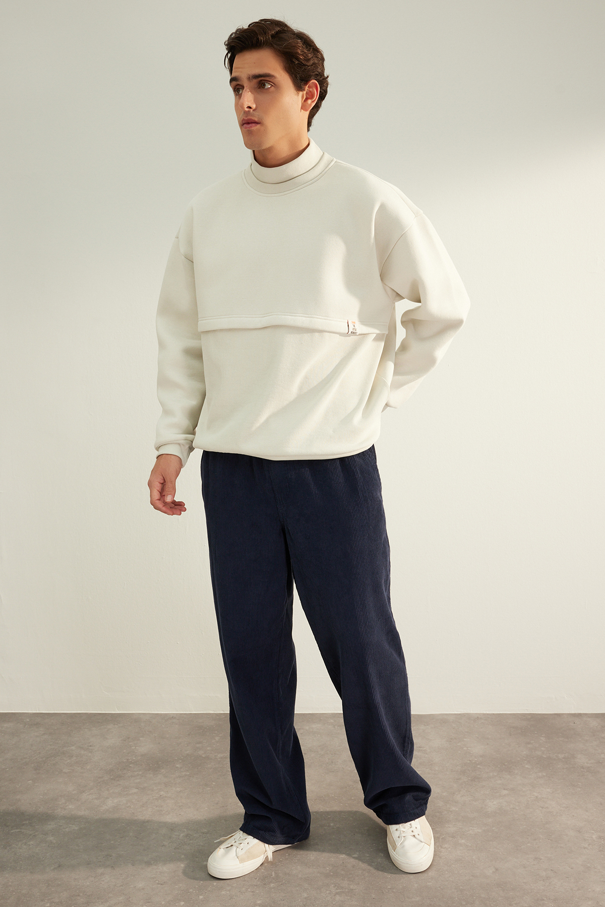 Levně Trendyol Limited Edition Stone Oversize/Wide-Fit Labeled Fleece Filled Sweatshirt