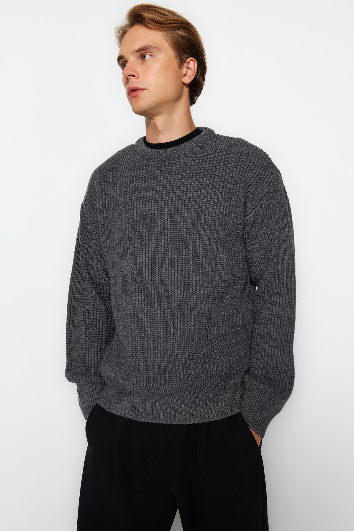 Levně Trendyol Anthracite Oversize Fit Wide Fit Crew Neck Basic Knitwear Sweater