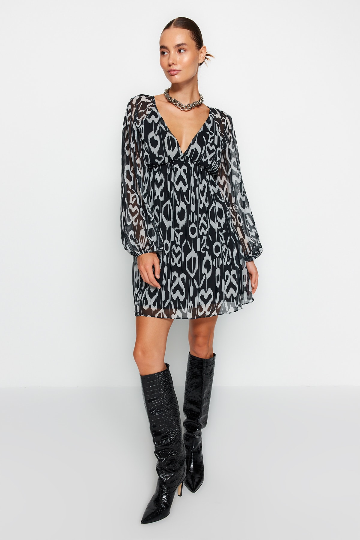 Rochie țesută țesută Trendyol Black V-Neck Model