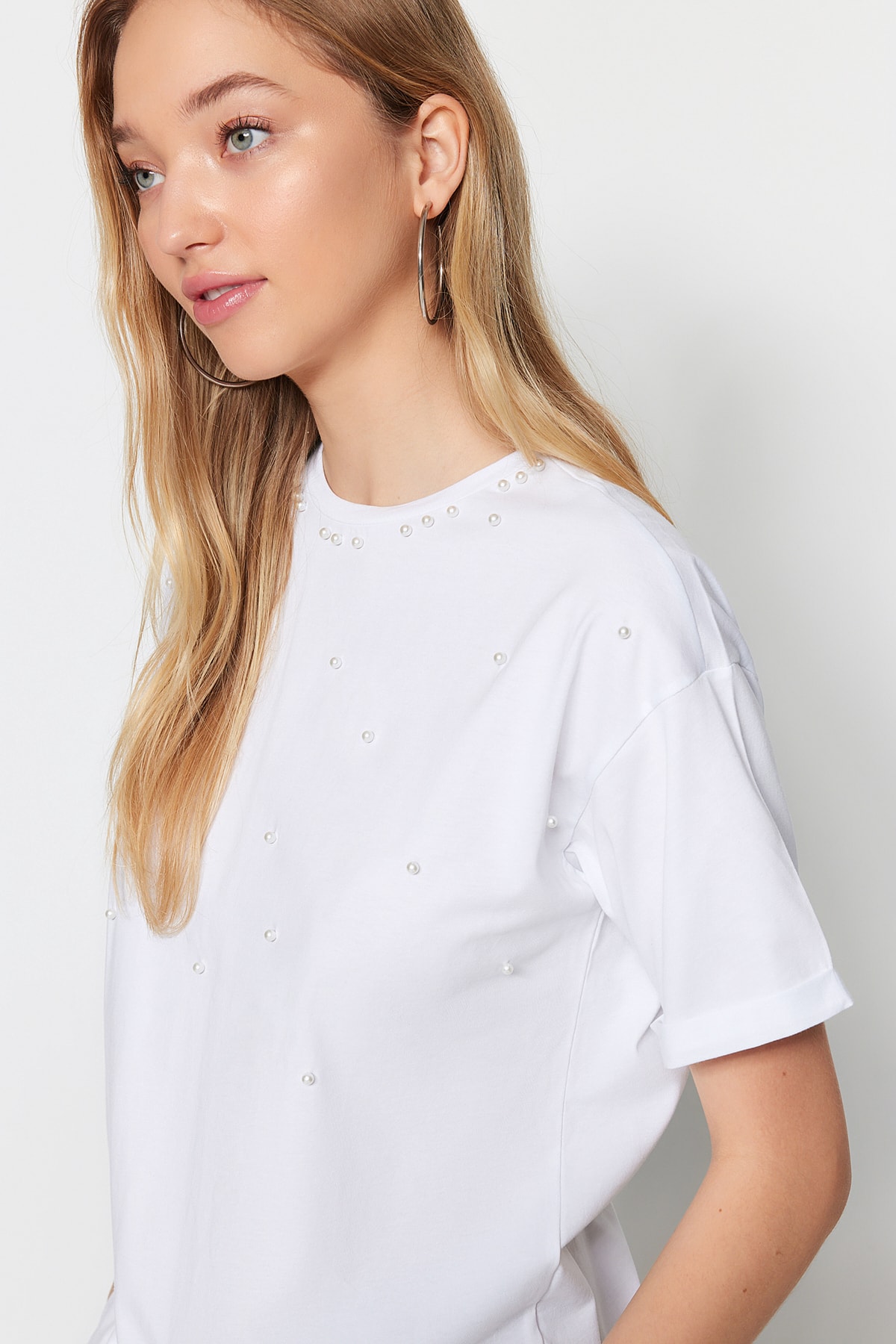 Levně Trendyol White Half Sleeve Knitted Pearl Detailed T-shirt